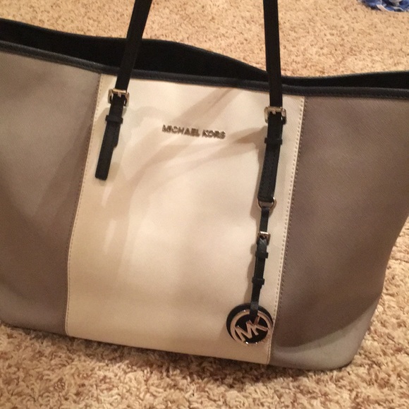MICHAEL KORS PURSE - Picture 1 of 8